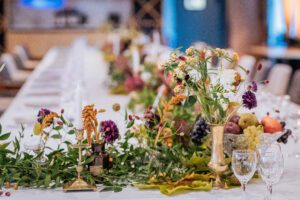 Chemin de table floral pour soirée d'entreprise